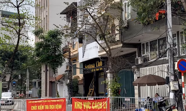 Cơ quan chức năng cách ly phố Trúc Bạch (Hà Nội) sau khi xác định bệnh nhân số 17 dương tính với Covid 19. ảnh: minh châu