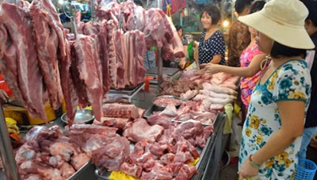 Để tránh ăn phải lợn bệnh, Cục Thú y khuyến cáo người dân cần mua thịt, sản phẩm thịt từ những cơ sở có uy tín, có nguồn gốc rõ ràng ảnh: Bình Phương 