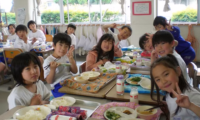 Trẻ em Nhật bản uống sữa tại trường học