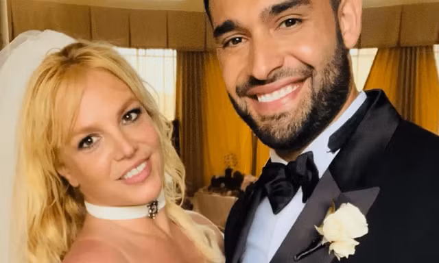 Đám cưới Britney Spears: Cỗ xe bí ngô Lọ Lem, váy cưới Versace và cả "Nữ hoàng" Madonna