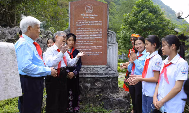'Cha đẻ' phong trào Nghìn việc tốt đeo khăn quàng đỏ, tặng thơ thiếu nhi