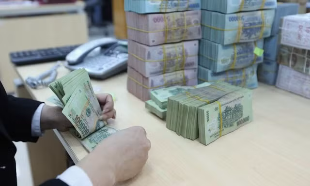 Gắn với đà giảm mạnh của lãi suất VND trên liên ngân hàng, lượng tiền lớn từ tín phiếu Ngân hàng Nhà nước đáo hạn gần đây cũng đã trở lại thị trường - Ảnh: Quang Phúc.