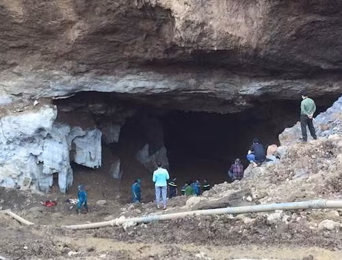 Sập mỏ vàng khai thác lậu, hai người bị mắc kẹt