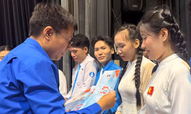 Thành Đoàn TP. HCM tuyên dương lực lượng đoàn viên, sinh viên tham gia phục vụ Đại lễ 30/4