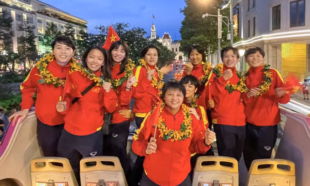 Những ‘cô gái vàng’ của tuyển Bóng đá nữ Việt Nam truyền cảm hứng cho các bạn trẻ TP. HCM