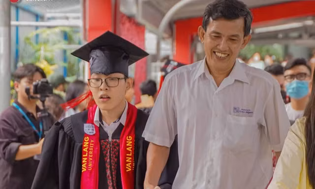Bước chân cha in dấu trong giấc mơ con