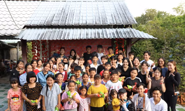 Sinh viên TP. HCM mang Tết về vùng quê Tiền Giang