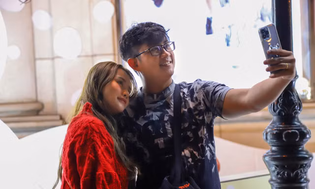 Bạn trẻ xúng xính đi 'săn ảnh' trước thềm Giáng sinh