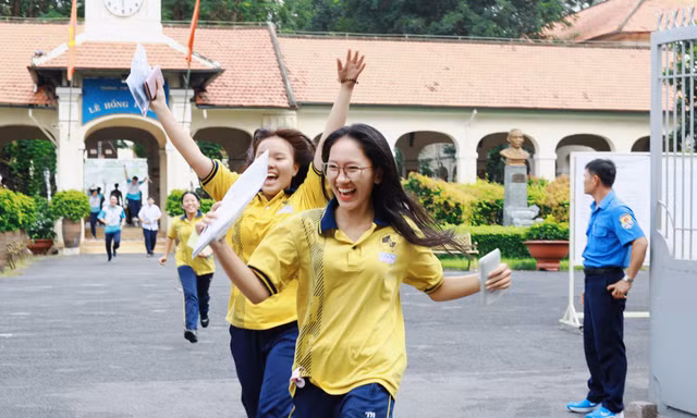 Hậu kỳ thi tốt nghiệp THPT 2025: Có những dấu chấm là để bắt đầu cuộc hành trình mới