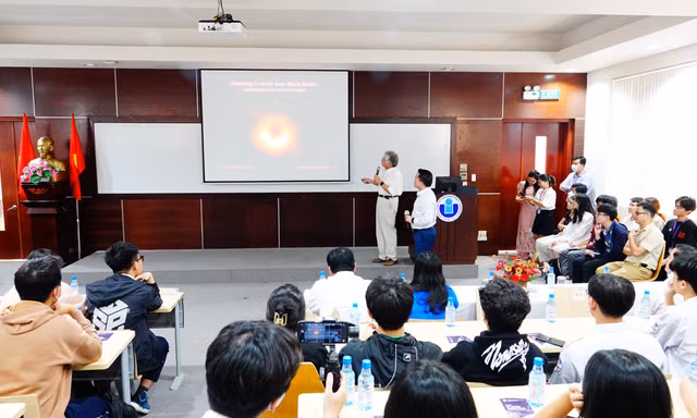 Sinh viên được nghe kiến thức về lỗ đen và Vũ trụ học từ giáo sư quốc tế đầu ngành 