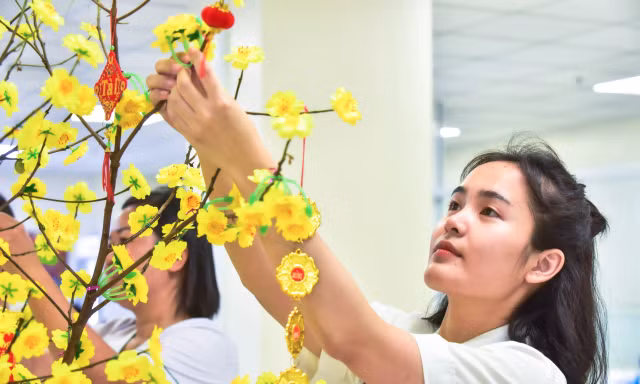 Đoàn viên, thanh niên Bệnh viện Quân y 175 trang trí góc Xuân, cùng bệnh nhân đón Tết