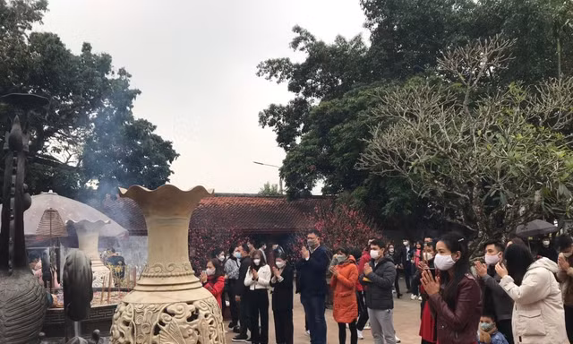 Đầu năm bạn trẻ đi đền Trần Nam Định để cầu công danh