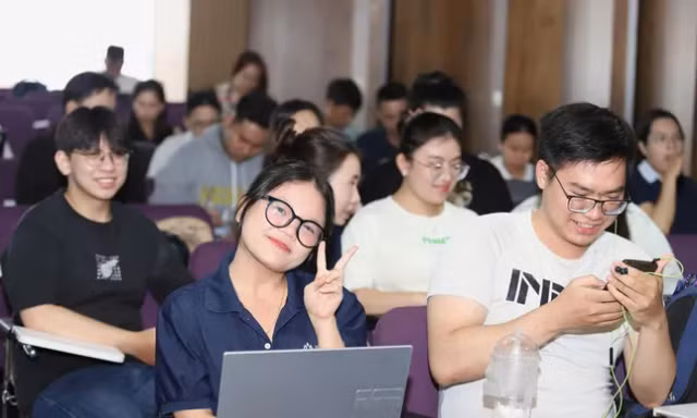 Sinh viên dự tọa đàm ‘Người trẻ và văn hóa ứng xử giữa cơn bão drama’