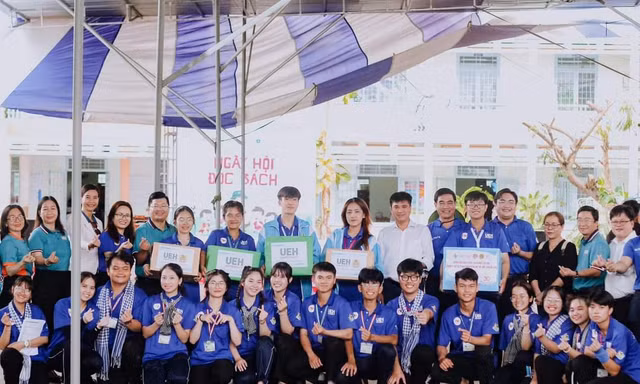 Thành Đoàn TP. HCM thăm, động viên các chiến sĩ 'Mùa Hè Xanh' tại mặt trận Vĩnh Long