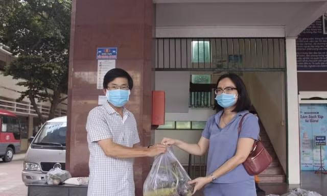 Giảng viên cùng san sẻ những phần nông sản được hỗ trợ trong mùa dịch
