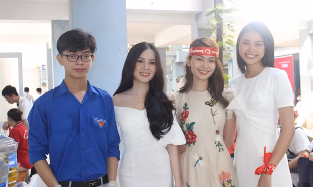 Dàn người đẹp cổ vũ ngày hội Chủ nhật Đỏ tại trường ĐH Công nghệ Thông tin