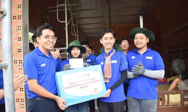 Thành Đoàn TP. HCM thăm, động viên các chiến sĩ tình nguyện ‘Mùa Hè Xanh’ tại Long An
