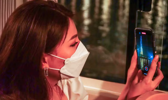 Bạn trẻ Sài Gòn rủ nhau ngắm cảnh đêm trên tàu buýt đường sông 