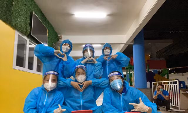 “Đội hình áo xanh” hỗ trợ tiêm phòng vắc xin COVID-19