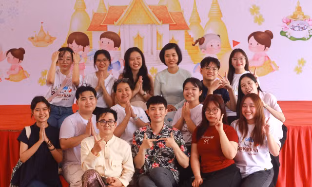 TP. HCM: Bạn trẻ thích thú trải nghiệm Lễ hội Songkran 2025