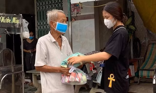 Những suất ăn nghĩa tình từ “Bếp yêu thương”