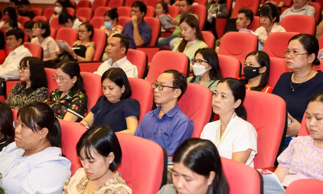 Sinh viên góp tiếng nói trong việc đưa tiếng Anh trở thành ngôn ngữ thứ hai trong trường học