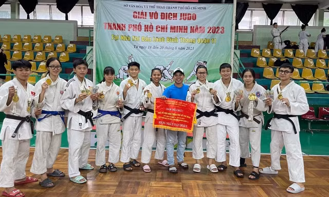 Thầy giáo trẻ và hơn 10 năm dạy võ miễn phí cho trẻ nghèo
