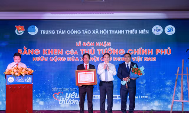 Trung tâm CTXH Thanh thiếu niên Việt Nam nhận Bằng khen của Thủ tướng Chính phủ