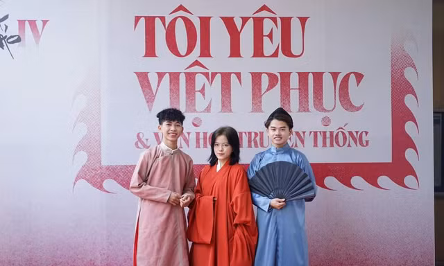 Bạn trẻ TP. HCM thích thú trải nghiệm không gian văn hóa truyền thống Việt Nam