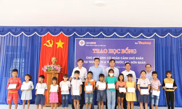 Báo Tiền Phong và Tổng Công ty Điện lực miền Nam trao học bổng cho các em học sinh Bình Phước 