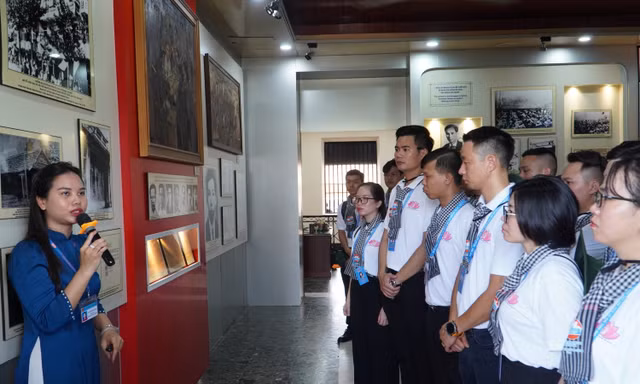 ‘Thanh niên tiên tiến’ xúc động trước những hình ảnh về cuộc đời của Chủ tịch Hồ Chí Minh