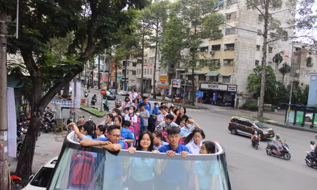 Cuối tuần, thiếu nhi trải nghiệm xe buýt 2 tầng, cùng tìm hiểu lịch sử TPHCM