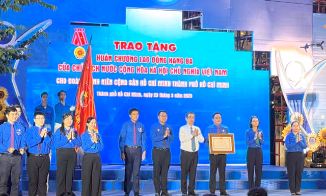 Thành Đoàn TP. HCM đón nhận Huân chương Lao động hạng Ba do Chủ tịch nước trao tặng