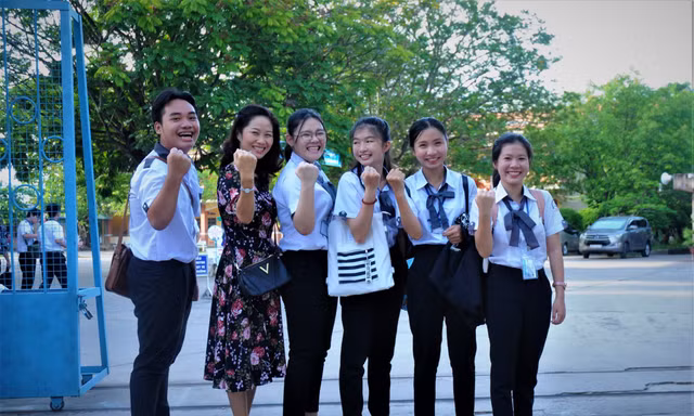 'Tay phải nắm luật, tay trái làm thơ'
