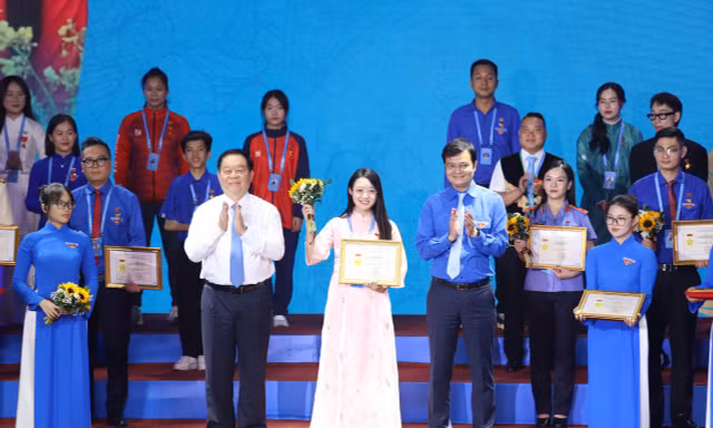 Xây dựng một lớp thanh niên ‘vừa hồng vừa chuyên’ của thời đại mới