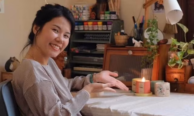 Cô gái trẻ và dự án kinh doanh nến thơm thân thiện với môi trường