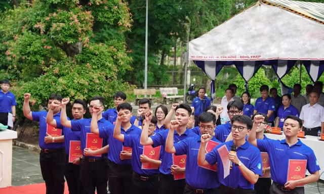 16 sinh viên tiêu biểu trường ĐH Bách khoa (ĐHQG TP. HCM) được kết nạp Đảng tại mặt trận ‘Mùa Hè Xanh’ tỉnh Đồng Tháp