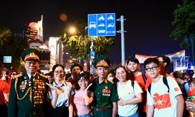 Bạn trẻ thao thức cả đêm chờ đến giờ diễu binh, diễu hành chào mừng 50 năm Ngày Giải phóng miền Nam, thống nhất đất nước