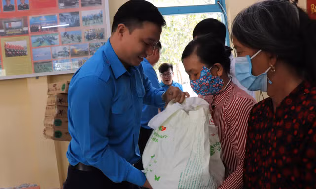 Hội LHTN TP. HCM ra quân hưởng ứng các hoạt động 'Tháng Ba biên giới'