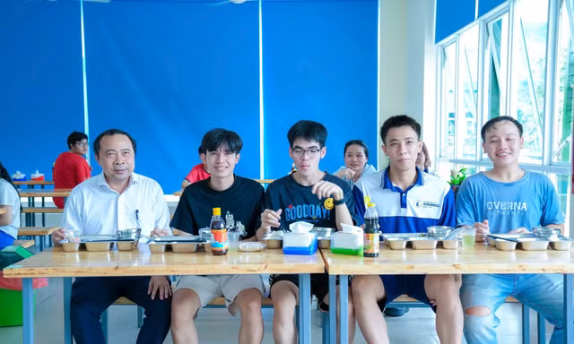 Giám đốc ĐHQG TP. HCM ăn trưa tại ‘bếp ăn chia sẻ’ cùng sinh viên