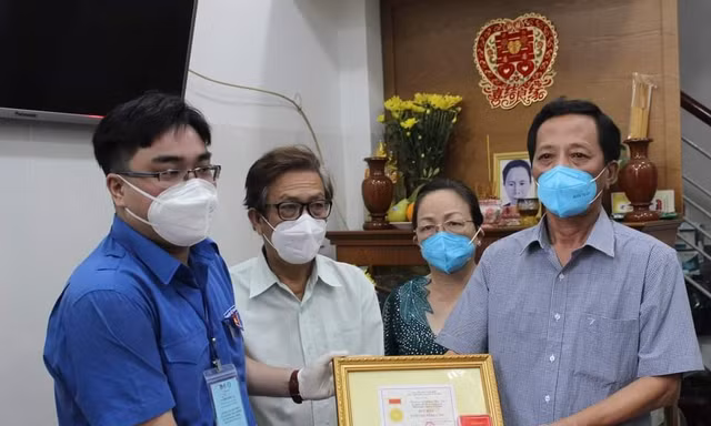 T.Ư Đoàn truy tặng Huy hiệu “Tuổi trẻ dũng cảm” cho Đại úy Phan Tấn Tài