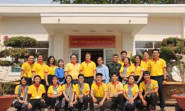 Thăm, tặng quà chiến sĩ ‘Xuân Tình nguyện’ tại đảo Thạnh An