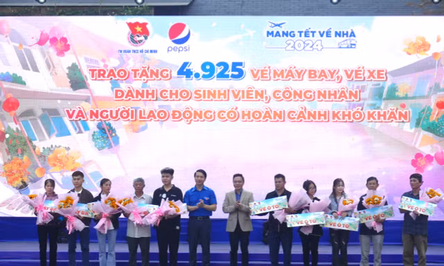 Sinh viên, công nhân phấn khởi khi nhận ‘vé 0 đồng’ chương trình ‘Mang Tết về nhà’
