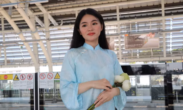Bạn trẻ TP. HCM với trào lưu chụp ảnh áo dài tại tuyến Metro số 1