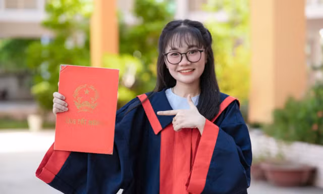 Nâng bước thủ khoa 2024: 'Chỉ có con đường học mới giúp mình thay đổi cuộc sống'