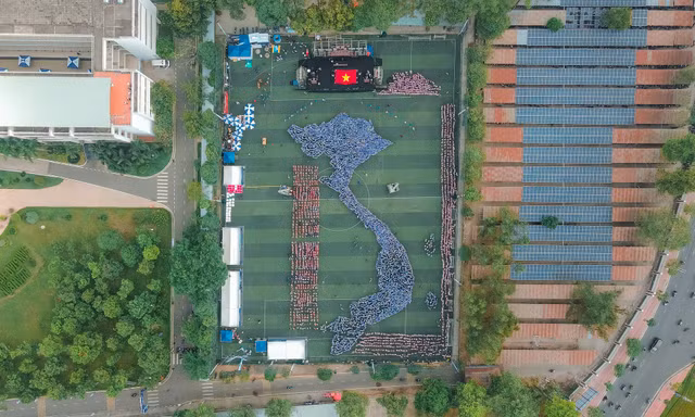 Hơn 5.000 sinh viên xếp hình bản đồ Việt Nam xác lập kỷ lục