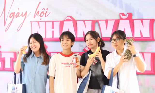 Sinh viên hào hứng tham gia Ngày hội ‘Nhân văn kết nối và lan tỏa’