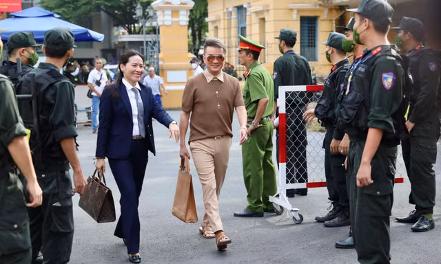 Ca sĩ Đàm Vĩnh Hưng và Vy Oanh đến phiên tòa xét xử bà Nguyễn Phương Hằng 