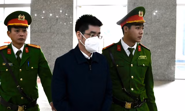 Cựu điều tra viên Hoàng Văn Hưng bị dẫn giải tới tòa dù xin xét xử vắng mặt