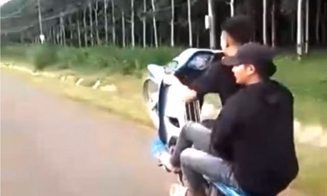 Ra đường 'trổ tài' đi xe máy một bánh sau khi sử dụng ma túy 